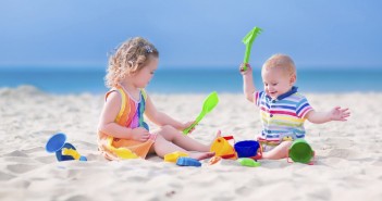 Bébé à la plage : accessoires incontournables et précautions à prendre