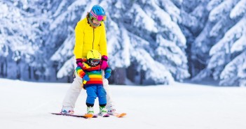 Apprendre le ski à son enfant : à partir de quel âge ? Quelles précautions prendre ?