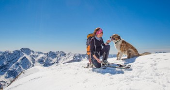 Vacances avec un chien au ski : profitez-en ensemble !