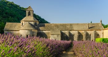 L’abbaye de Valmagne : un joyau cistercien au cœur du Languedoc-Roussillon
